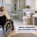 Baño adaptado para personas mayores con ducha accesible, barras de apoyo, inodoro y lavabo adaptados