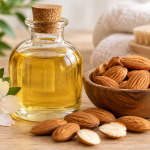 Aceite de almendras dulces junto a almendras y flores