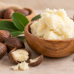 Manteca de karité en cosmética con nueces de karité y manteca natural