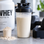 Proteína Whey en batido junto a material de entrenamiento