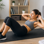 Mujer realizando ejercicios abdominales en casa para fortalecer el core