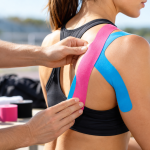 Kinesiotaping aplicado en el hombro de una deportista