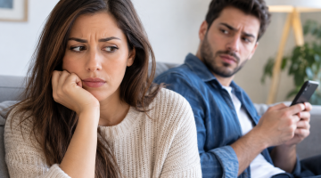 Pareja distanciada por celos, inseguridad y desconfianza en la relación