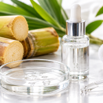 Sérum cosmético con ácido glicólico junto a caña de azúcar