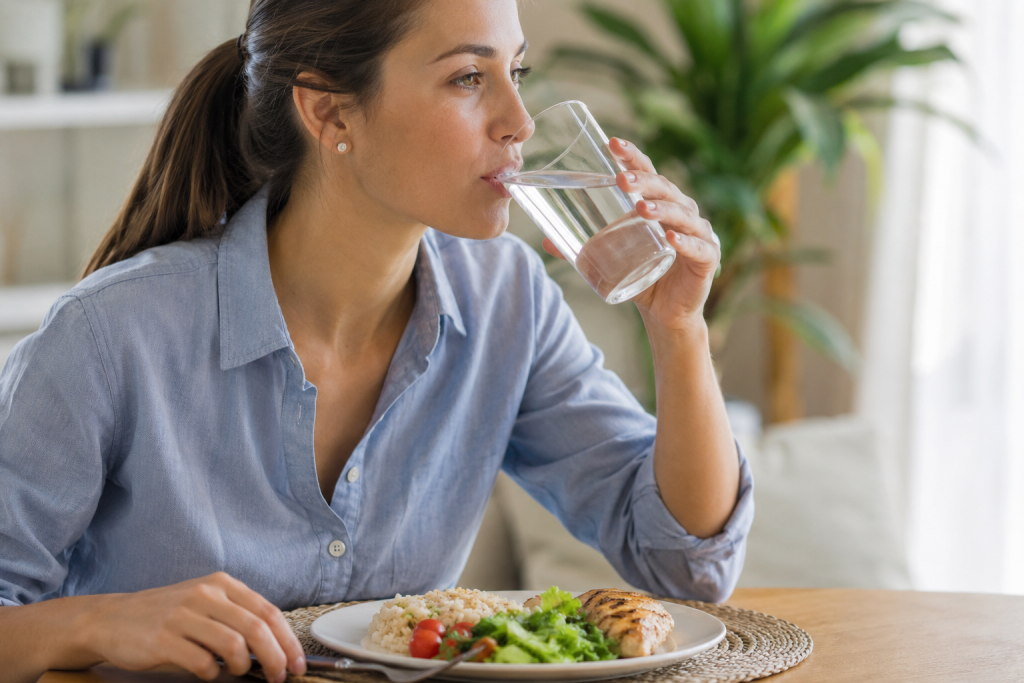 ¿Engorda beber agua durante la comida?