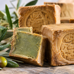 Pastillas de jabón de Alepo tradicional con exterior marrón, interior verdoso y sello artesanal