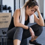 Mujer con fatiga después del ejercicio por posible sobreentrenamiento